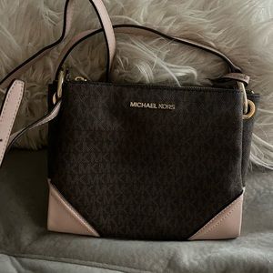 Michael kors. Cross body bag.